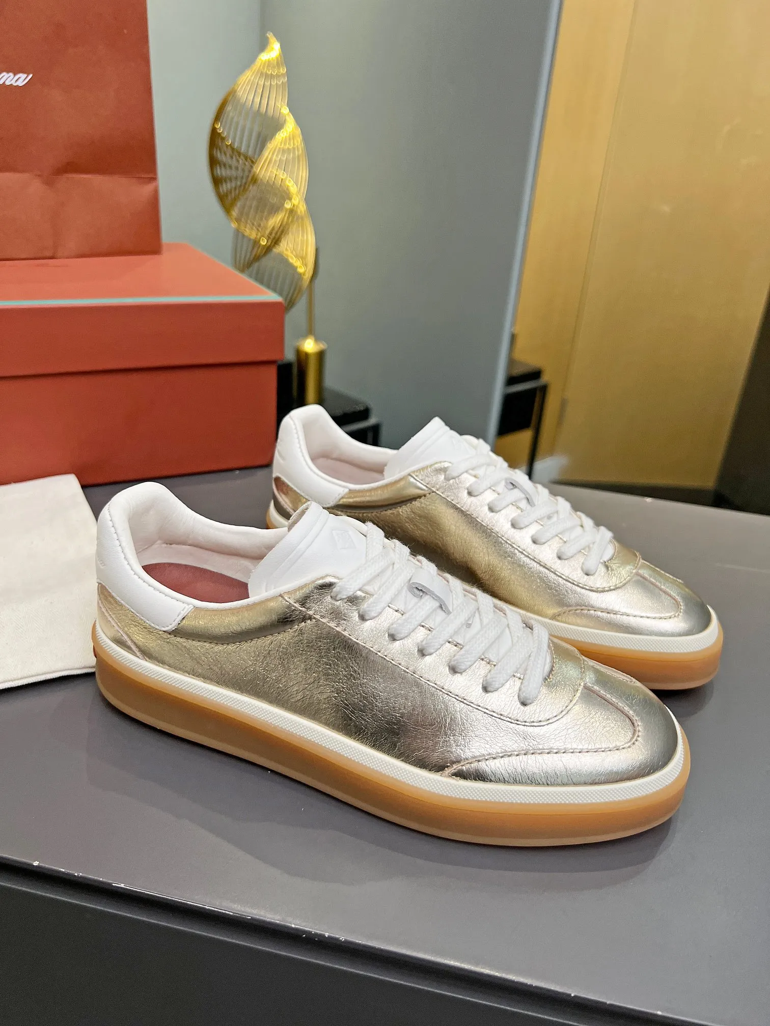 Factory price: 580💰Purchase level, high version🦅⛳️ Italy [Loro men's shoes💰iana] Tennis walk series L men's shoes💰Couple moral training shoes casual sports shoes sneakers🎁🎁 Original purchase development and production This new suede tennis shoe adopts an ultra-low design, suitable for wearing all year round👫👫 The wrapped sole creates an effortlessly attractive color combination that harmoniously blends functionality with understated style, making it the ideal shoe for urban wear. Soft calfskin tongue with Kummel color insert at the heel, embossed L Men's shoes 💰 Logo Cotton lace upper, cowhide suede sole Rubber-lined calfskin ✦ Upper: imported first-layer cowhide ➕ Customized original cowhide ✦ Lining: cowhide lining ➕ Cow leather insole ✦ Sole: Original open-molded T men's shoe 💰R ultra-lightweight outsole ✦Packaging: Original full set of packaging ✦Female size: 35--40, ✦Male size: 39--44, customized 45